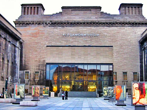 Fachada y entrada al Pergamonmuseum Berlín