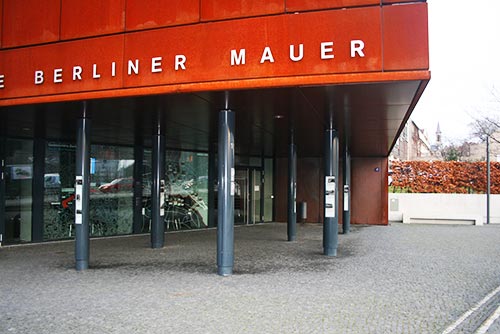 Entrada del Centro de Documentación del Muro de Berlín en la Bernauer strasse 