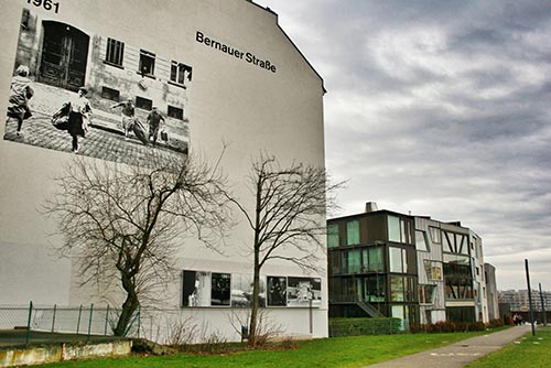 Paneles informativos sobre la masacre de Bernauer strasse en el Mauerpark de Berlín