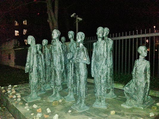 Grupo escultórico frente al antigio Cementerio Judío de Berlín