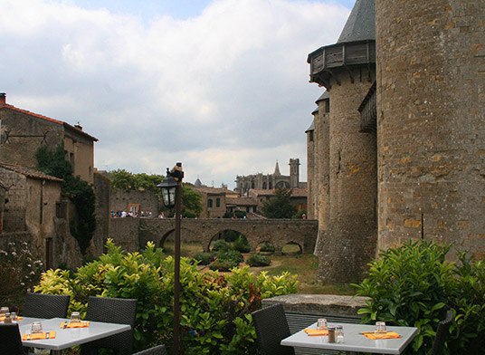 Vista del castillo de Carcassonne desde uno de los restaurantes de la ciudad