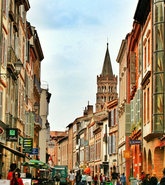 Torre de la Basílica de San Sernín desde el Casco Antiguo de Toulouse
