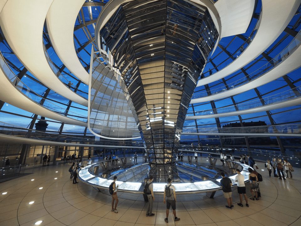 Personas caminando dentro de la cúpula del Reichstag en Berlin